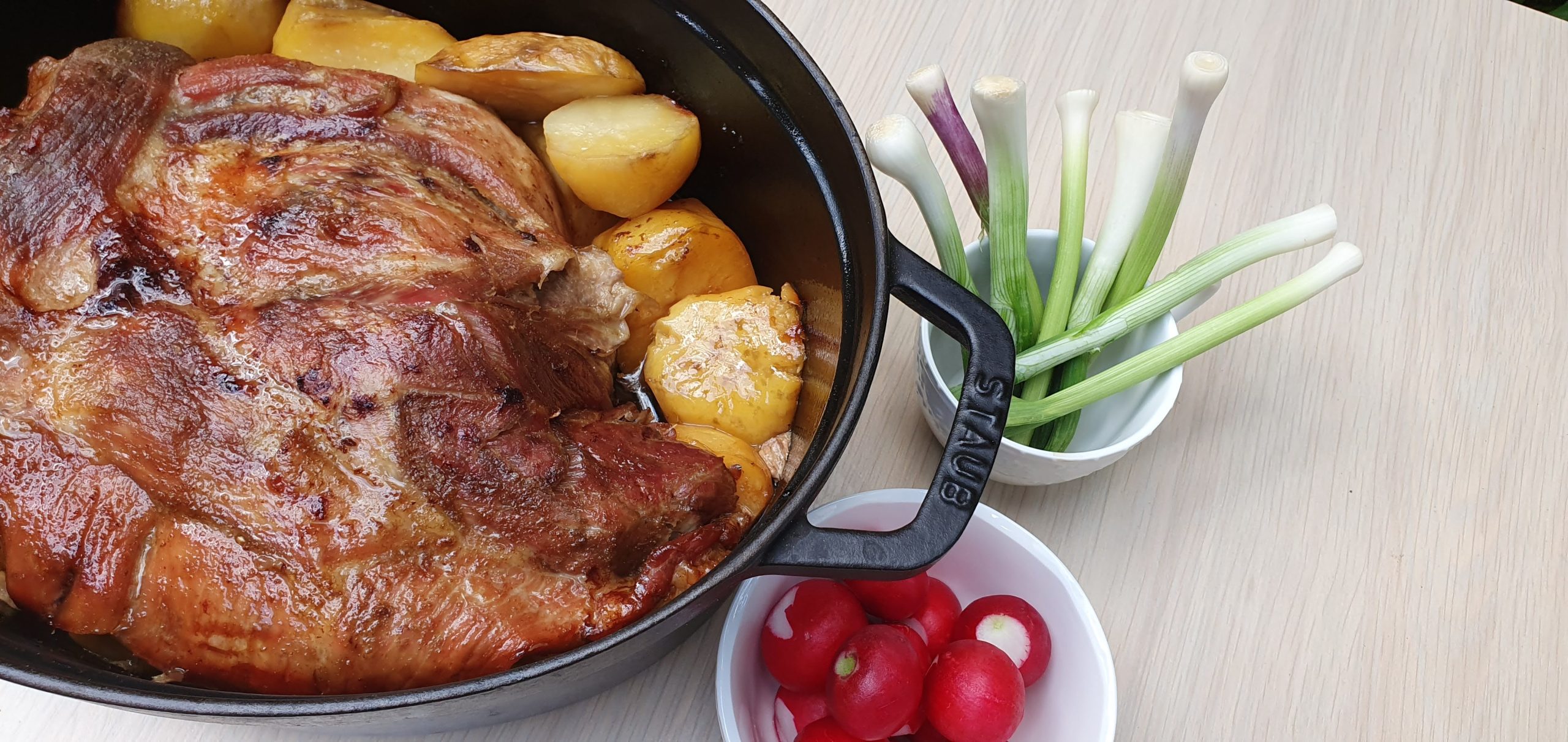 STAUB liveno posuđe u poređenju sa zemljanim sačem